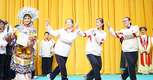 学生们跟着吕剧演员练习戏曲中的身段动作